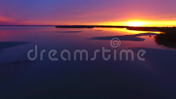 日落时分美丽的泻湖空中拍摄视频的预览图