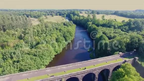 兰丹斯敦铁路高架桥横跨缅因河大桥北爱尔兰联合王国视频的预览图