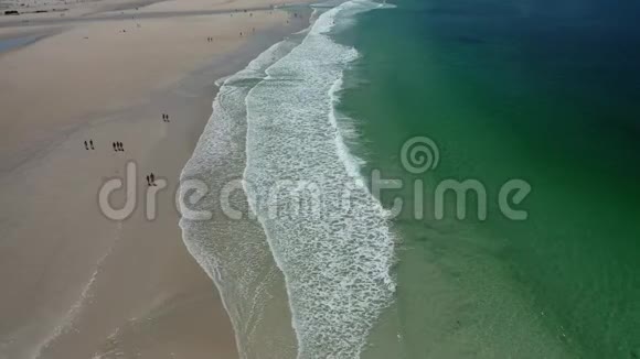 海浪沙滩人们沿着海岸散步西班牙加利西亚的卡纳塔海滩视频的预览图