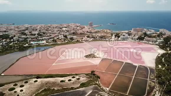 西班牙马洛卡令人惊叹的无人机空中景观村庄粉红色盐滩和迷人的海滩埃斯坦尼斯视频的预览图