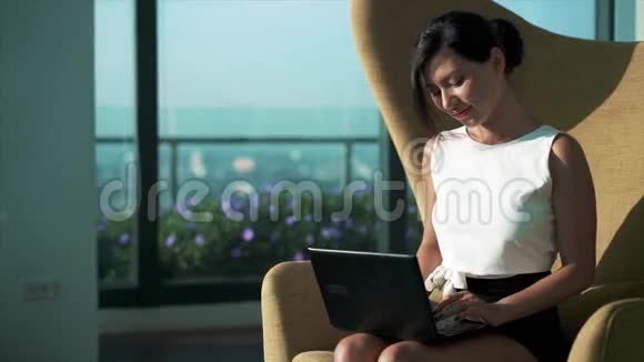 年轻女性使用笔记本电脑高级商务室内视频的预览图