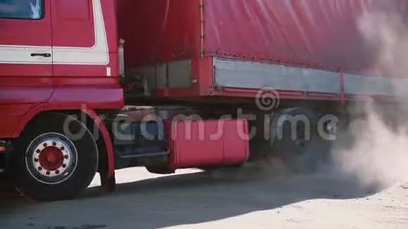 一辆红色卡车右转空气中的尘埃云视频的预览图
