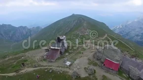 罗马尼亚博塞吉山奥穆峰和小屋的鸟瞰图视频的预览图