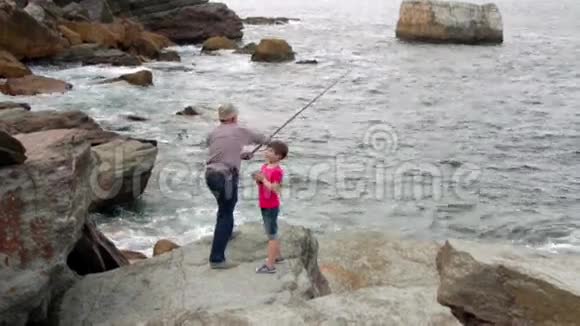 老人教孩子如何用鱼竿钓鱼视频的预览图