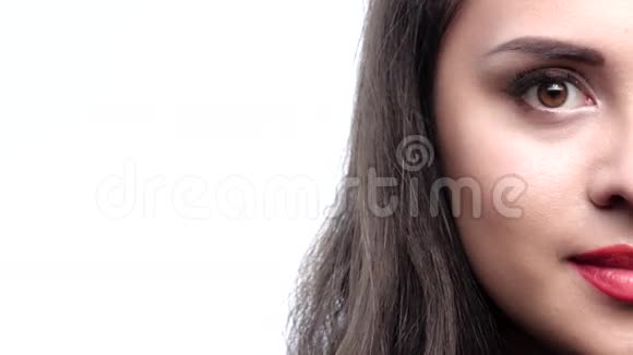 棕色女性眼睛眨巴半脸特写镜头视频的预览图