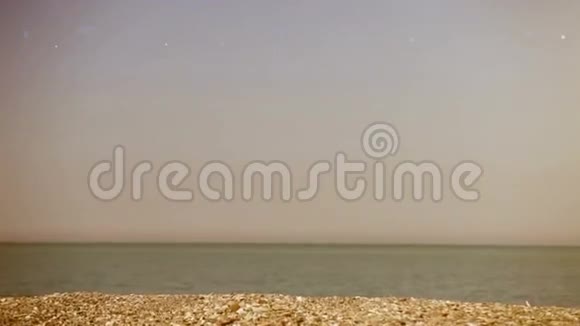 美丽的极简主义镜头一个男孩沿着海岸奔跑视频的预览图