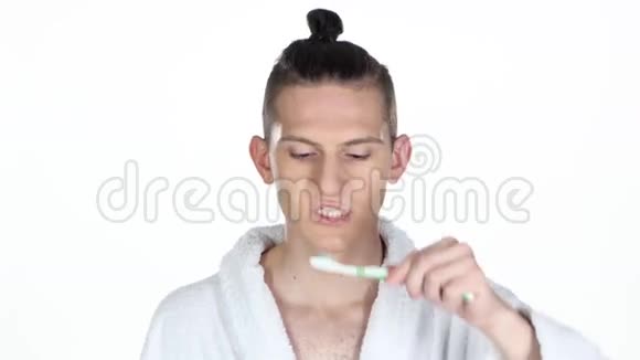 人刷牙孤立于白色背景视频的预览图