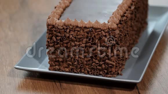 切巧克力蛋糕在桌子上特写视频的预览图