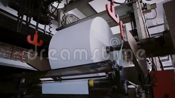 印刷机的工作一大卷供出版的纸印刷制作细节在生产线上与声音视频的预览图