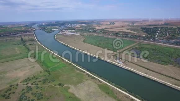 背景风车的多瑙河空中景观视频的预览图