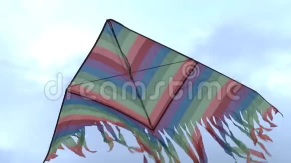 五颜六色的风筝在风中飞舞放风筝特写视频的预览图