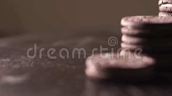高塔由巧克力饼干制成成功概念视频视频的预览图
