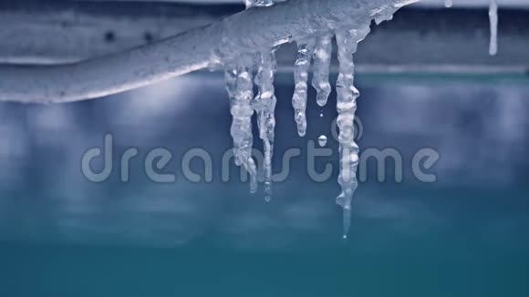 融化冰柱和一滴水关闭冬天是水从冰柱滴到室外的尽头视频的预览图