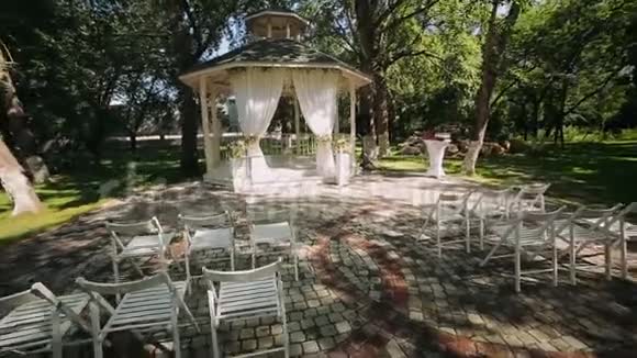 婚礼装饰婚宴设在户外阳光明媚的度假胜地视频的预览图