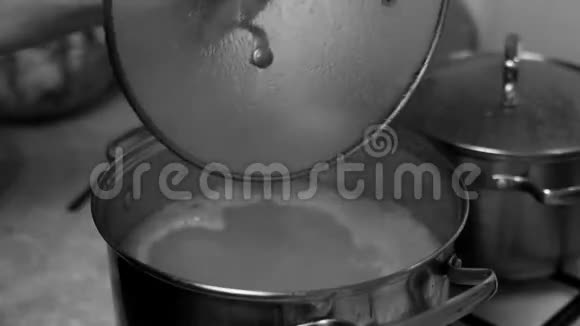 汤被搅拌成黑色和白色视频的预览图
