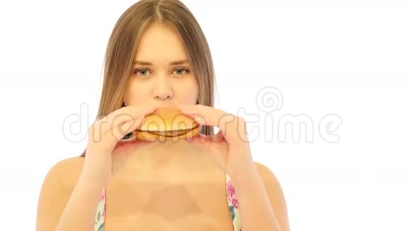 女孩喜欢汉堡和感觉不好视频的预览图