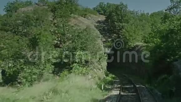 一列火车穿过岩石区视频的预览图