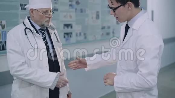 讨论医院的两名医生4K视频的预览图