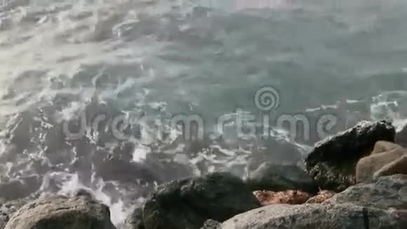 波事件发生在岩石海岸视频的预览图