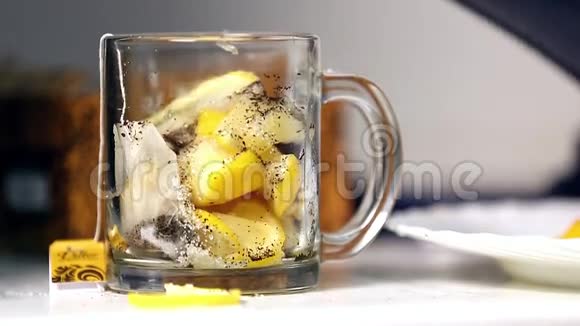 茶和许多柠檬倒入玻璃杯中视频的预览图