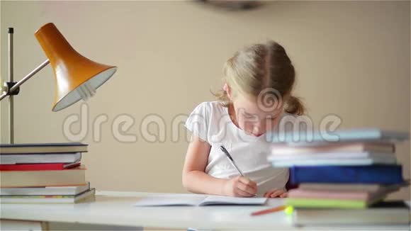 小女孩学习功课体贴的孩子做作业视频的预览图