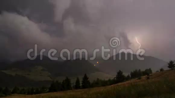 夜晚的风暴伴随着强大的闪电时间流逝雨云一个序列两个视频的预览图