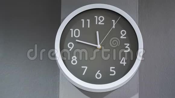 钟在中午时的时间间隔视频的预览图