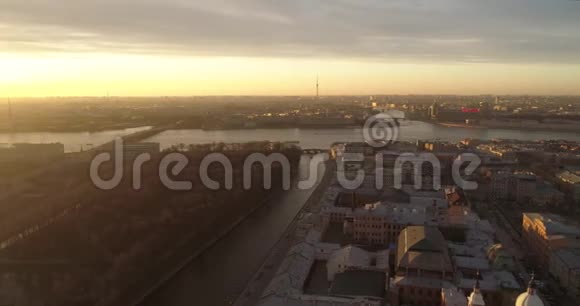 圣彼得堡空中无人机河涅瓦河的屋顶视频的预览图
