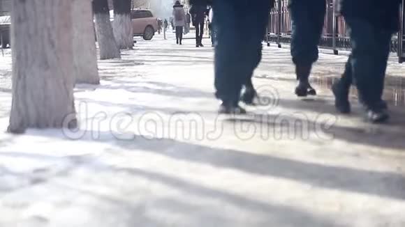 冬天黑白相间的城市街道上人们的影子和轮廓视频的预览图