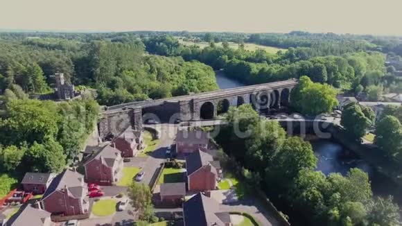 兰丹斯敦铁路高架桥横跨缅因河大桥北爱尔兰联合王国视频的预览图
