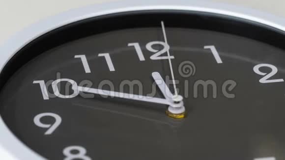 钟在中午时的时间间隔视频的预览图