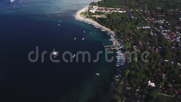 空中无人驾驶飞机观船停泊在海湾与清澈和绿松石水视频的预览图