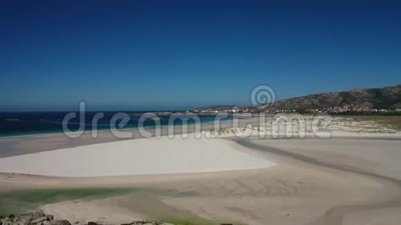 海浪沙滩人们沿着海岸散步西班牙加利西亚的卡纳塔海滩视频的预览图