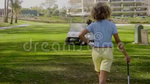 女高尔夫球手回到高尔夫球车视频的预览图