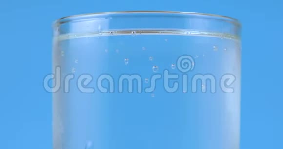 一杯苏打水泡沫膨胀视频的预览图