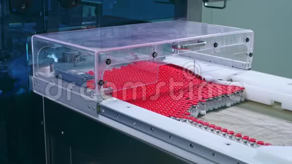 工厂工人从制药生产线上拿药瓶视频的预览图