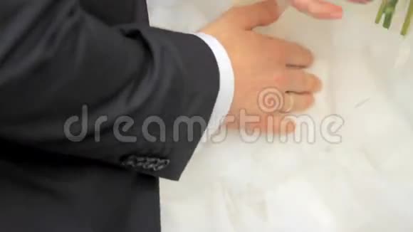 新婚夫妇牵着手举行婚礼视频的预览图