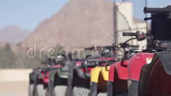 游客在撒哈拉沙漠的四方公路上骑行视频的预览图