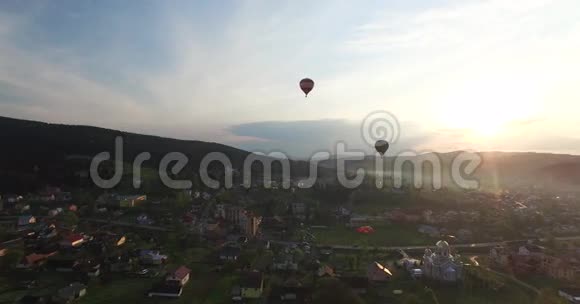 两个气球在太阳下飞过城市视频的预览图