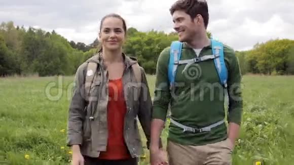 带背包的情侣在户外徒步旅行视频的预览图
