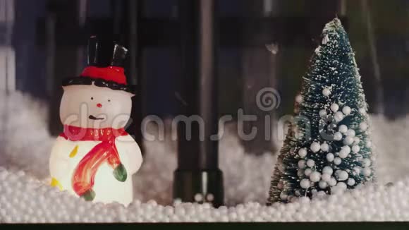 雪人和圣诞树视频的预览图