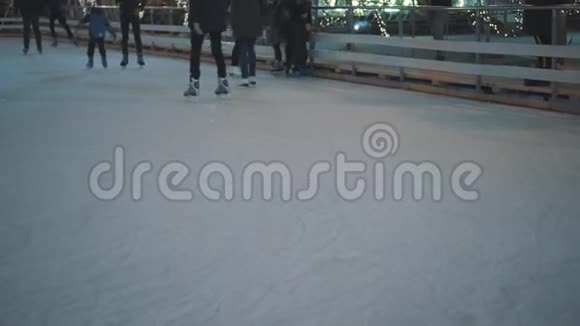 晚上一群面目全非的人骑在一个开放的冰场上冬季滑冰公众溜冰场视频的预览图