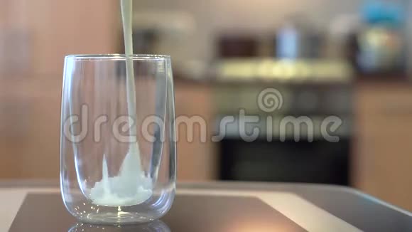 将牛奶倒入厨房的玻璃杯中浅焦视频的预览图
