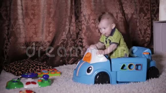幼儿玩玩具卡车视频的预览图