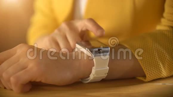 女人手摸着一块智能手表的屏幕视频的预览图