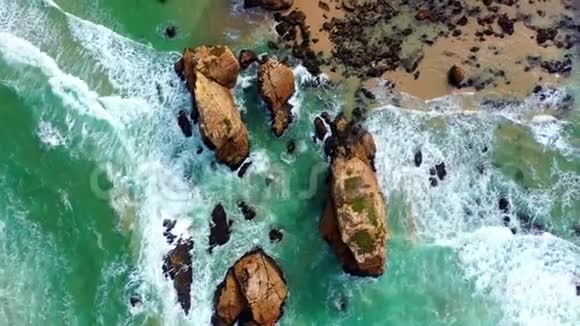 飞越美丽的葡萄牙海岸视频的预览图