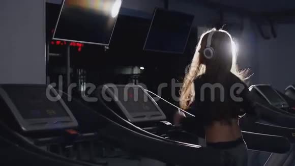 适合健身房里踩踏板的女人视频的预览图