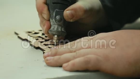企业生产的男性手磨和圆角木制品采用手工机进行剥离视频的预览图