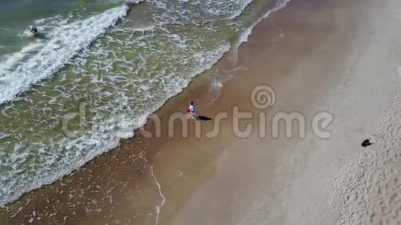 小男孩在玩海上无人机顶视图4K超高清视频视频的预览图