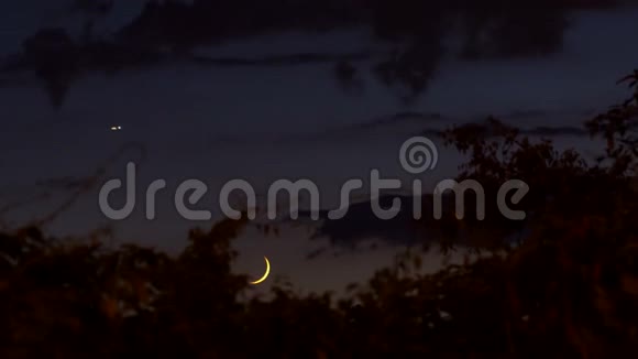 月亮落下了穿过云层的新月真漂亮高清视频的预览图
